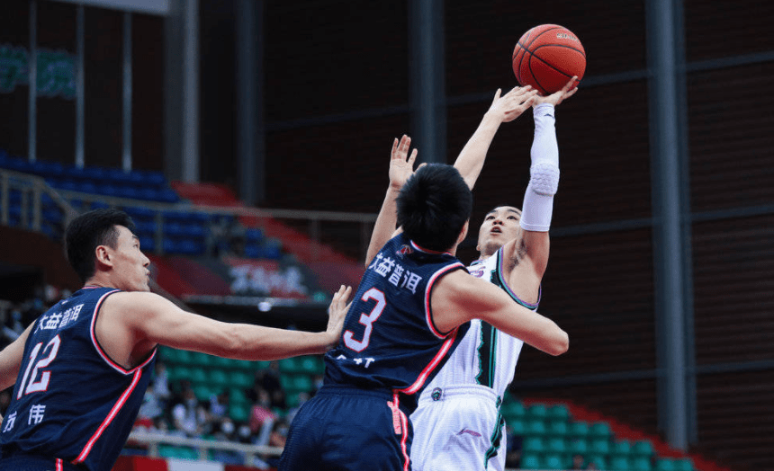 包含转折点尼斯遗憾出局，西甲赛后攻防权衡，媒体盛赞，球探报告显示潜力的词条